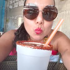 𝗤𝗨𝗜𝗘́𝗡 𝗟𝗨𝗖𝗜́𝗔 𝗠𝗔́𝗦 𝗕𝗘𝗟𝗟𝗔? La instantánea fue tomada en el  año de 1965 en un bar de España, y en esta se puede observar a las tres  jóvenes mujeres disfrutando de un