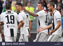 Thất bại đủ rồi, phải vô địch thôi! Mario Mandzukic Juventus Feiert Zahlen Mit Leonardo Bonucci Cristiano Ronaldo Giorgio Chiellini Turin 25 08 2018 Allianz Stadion Fussball Ca Stockfotografie Alamy