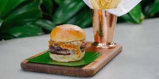 Burger yang satu ini terdiri dari daging sapi setebal 1 cm, acar timun, satu lembar keju cheddar, saus sambal dan mustard. 7 Restoran Burger Enak Di Jakarta