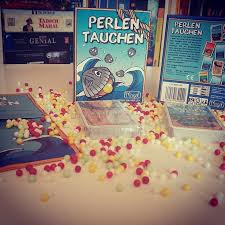 Wir Zeigen Euch Schon Mal Den Titel Fur Die Heute Geplante Rezension Perlentauchen Vom Mogel Verlag Rezension Kartenspiel Spiele Brettspiele Kartenspiel