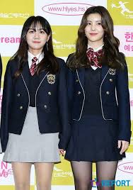 Press 190212 Produce 48 S Son Eunchae Go Yujin Hanlim Multi Art School Graduation Ceremony Pakaian Gaun