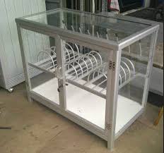 Rak piring aluminium tanpa kaca ini memang diperuntukkan untuk kondisi yang sering terkena air. Rak Piring Aluminium Minimalis Minimalist Art