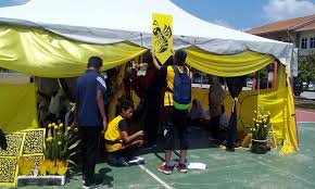 Membuat hiasan rumah juga tidak harus menggunakan barang baru, manfaaatkan barang lama atau bekas yang sudah tidak terpakai juga bisa kok. Hiasan Rumah Sukan Tema Flora Mrsm Kepala Batas Ua Facebook