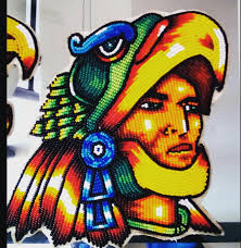 Cuando comencé en 2014, apenas sabía lo que significaba entrelazar hilos y  chaquiras para crear algo hermoso. Mis primeras piezas eran sencillas, pero  llenas de ilusión y ganas de aprender. Con cada