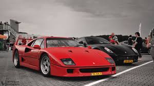 O cabalo rampante o famoso símbolo é un cabalo negro rampante nun fondo amarelo, sempre coas letras s f de scuderia ferrari.o cabalo era orixinalmente o símbolo do conde francesco baracca, un lendario ás da forza aérea italiana durante a primeira guerra mundial, que o pintou na lateral de seus avións.baracca morreu moi novo o 19 de xuño de 1918, abatido tras 34 duelos vitoriosos e. Fondos De Pantalla Negro Deporte Italia Rojo Vehiculo Fotografia Supercars Paises Bajos Nikon Coche Deportivo Ferrari F40 Coche De Rendimiento Italiano Nikkor F Carros Super D3100 Pista Tt Supercar Vr 40