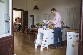 Kitchen Helper Learning Tower Lernturm Kinder Stehen Sicher Auf Hochstand Carl Mitmachen Ist Leicht Und Macht Freude Kinder Mobel Lernturm Kinder