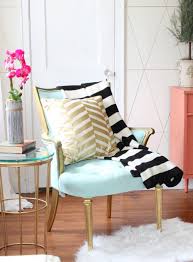 Black And Gold Room Ideas Sfaturi De Amenajare Decor In Nuanțe De Corai și Verde Mentă Black And White Living Room Living Room Makeover Gold Bedroom