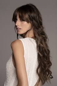 May 03, 2022 · con frangetta a tendina, ad arco, dritta, in stile anni ’70, corta o lunga e voluminosa, scopriamo quali sono i migliori tagli di capelli con frangia 2022 sfogliando le foto e le idee di look degli hairstylist e dei parrucchieri famosi. Frangia Lunga Aperta Un Nuovo Dettaglio Di Stile Gomoda