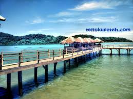 Bulan ada di sebelah kanan dan laut tenang, yang menandai dengan jelas siapa kamu sebenarnya. Laut Yang Tenang Tengkuputeh