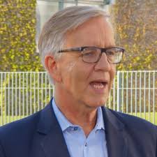 Bartsch, geboren 1958, gehört zu den sogenannten reformern, die sich ein bündnis mit der spd dietmar bartsch will für parteivorsitz kandidieren: Bartsch Uber Lockerungen Familien Drohen Verlierer Zu Werden Stern De