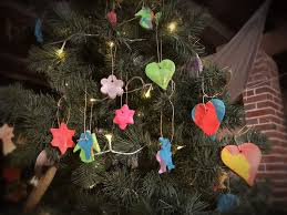 Weihnachtsbaumschmuck zu basteln, macht nicht nur freude, sondern schafft auch platz. Weihnachtsbaum Anhanger Aus Salzteig Tolle Bastelidee Mit Kindern Mix Dich Glucklich Thermomix Rezepte Fur Food Non Food Essen Kosmetik Putzmittel Etc