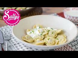 Pelmeni Sind Russische Gefullte Teigtaschen Die In Bruhe Oder Salzwasser Gegart Werden Anschliessend Werden D Gefullte Teigtaschen Teigtaschen Pelmeni Rezept
