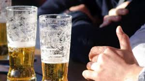 Si les risques en terme de cirrhoses et de cancers sont plutôt bien identifiés, la majorité des sondés (58 %) considèrent que les « a table, je suis passé de un à trois ou quatre verres de vin avec une ou deux coupes de champagne. Alcool 3 Clefs Pour Savoir Si Vous Buvez Trop Lci