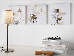 La clave para que no robe luz ni sea cargante es colocar todo el mobiliario en blanco y calentarlo con alguna pieza de madera y mimbre, como el banco que decora los pies de la cama en este dormitorio decorado por paula duarte. Cuadros Ikea Ikea Home Decor Decor