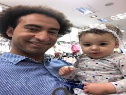 تنتمي عائشة إلى بني تيم وهم بطن من قريش، فهي عائشة بنت أبي بكر عبد الله بن أبي قحافة عثمان بن عامر بن عمرو بن كعب بن سعد بن تيم بن مرة بن كعب، فيلتقي نسبها مع النبي محمد في مرة بن كعب. Ø¹Ù„ÙŠ Ø±Ø¨ÙŠØ¹ ÙÙŠ Ø£ÙˆÙ„ ØµÙˆØ±Ø© Ù…Ø¹ Ø§Ø¨Ù†ØªÙ‡ Ø¨Ø¹Ø¯ Ø§Ù†ÙØµØ§Ù„Ù‡ Ø¹Ù† Ø²ÙˆØ¬ØªÙ‡ Ù…ØµØ±Ø§ÙˆÙ‰