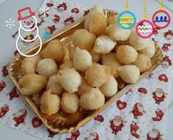 Per preparare le pettole, setacciate la farina in una ciotola 1, fate al centro una fontana e scioglieteci il lievito di birra con poca acqua tiepida 2. Tradizioni Tarantine Le Pettole Di Santa Cecilia Paperblog