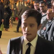 #LEEBYUNGHUN how cute of him to go to his fans #leebyunghun  #leebyunghunedit #frontman #squidgame #squidgame2