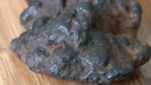 Göktaşı veya meteor uzaydan dünya yüzeyine düşen maddelerin genel adıdır. Buldugu Taslar Meteor Tasi Cikarsa 1 Milyon Liraya Satacak Ekonomi Haberleri