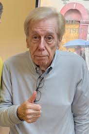 In pochi lo riconosceranno, ma è stato uno dei più grandi conduttori tv  degli anni '80 e '90 ❤️