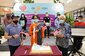 28 yaşında selangor'daki devlet dairesi seçimlerine aday olan en genç adaylardan biriydi. The Beauty Junkie Ranechin Com 13 Ways To Celebrate Malaysia Day At Da Men Usj