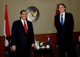 Upaya itu didukung dengan perkembangan teknologi digital yang terus mengalami peningkatan yang cukup pesat. File Luhut Binsar Panjaitan With Bert Koenders Jpg Wikimedia Commons