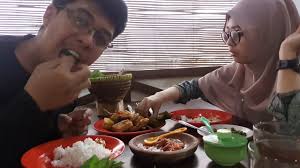 Di kota bandung, anda bisa menikmati aneka menyediakan aneka menu rumahan khas sunda, membuat anda seperti sedang berada di rumah cobalah menu tradisional khas sunda, seperti nasi timbel agar pengalaman kuliner anda ke bumi. Makan Enak Khas Sunda Lalaban Padalarang Youtube