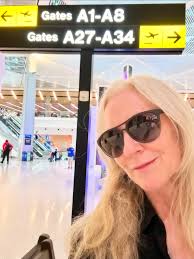 It's show time, baby! Private event tonight ❤️💙💜💛💚 #lindaronstadt  #concert #traveling #tothebeat #differentdrum #showtime #dressingroomselfie  @ramybrook @elietahari @oakdaleentertainment