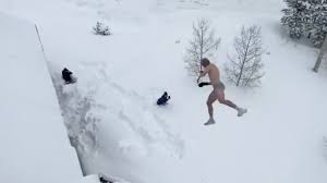 Balancing a career in professional sport with being a social media sensation is a tightrope to walk. Andri Ragettli Springt Von Hausdach In Den Tiefschnee