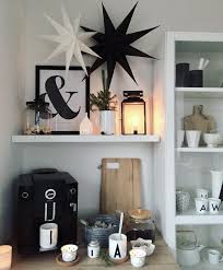 Die Trendigen Buchstaben Tassen Bringen Gute Laune Und Den Typo Trend In Euer Interior Dazu Deko Sterne In Schwarz Und We Inneneinrichtung Deko Interieur Deko
