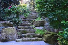 Treppe Im Naturgarten Ideen Stein Raue Optik Gartentreppe Stutzmauer Terrassenrenovierung