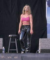 Britney spears shows us trends from the '90s that are making a comeback, including baggy jumpsuits, cropped jerseys, pleated skirts, and denim on denim. Britney Spears Most Iconic Outfits Britney Spears Style Photos