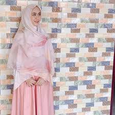 Gamis putih untuk pesta ataupun akad nikah berbahan organza dengan hiasan permata2 dibagian dada. 10 Inspirasi Padu Padan Hijab Syar I Bernuansa Pastel Ala Oki Setiana