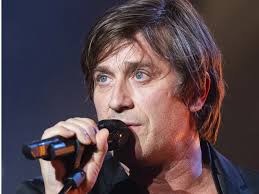 Jacques Dutronc : sa tournée avec son fils Thomas vire au cauchemar… à la  surprise générale, le célèbre chanteur vide son sac !