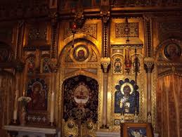 Curtea de argeș is a municipality in romania on the left bank of the river argeș, where it flows through a valley of the lower carpathians (the făgăraș mountains), on the railway from pitești to the turnu roșu pass. Documentar MÄƒnÄƒstirea Curtea De Arges 500 De Ani De La SfinÅ£ire AgenÈ›ia De PresÄƒ Rador