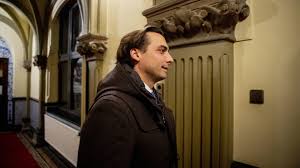 Hem kan een zekere flair van elitisme en extravagantie niet worden ontzegd, hij heeft uitspraken gedaan die. Thierry Baudet Door Als Partijleider Fvd 76 Procent Leden Is Voor Nos