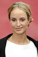 Lara Granger's Instagram, Twitter & Facebook