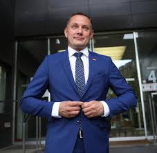 Haseloff sieht den deutlichen vorsprung vor der afd als klare abgrenzung nach rechts. Afd Spitzenkandidat Chrupalla Alle Wollen In Der Mitte Sein Weil Man Da Harmlos Wirkt Welt