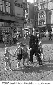 15 7 1951 Cellerstrasse Jacobistrasse Heute Lister Platz Polizeibeamter Hilft Gruppe Von Kindern Uber Die Strasse Hannover Museum Hannover Niedersachsen