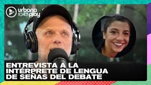 La mujer que interpretó en lengua de señas "Viejo meado" y "25 porros" en  el debate #VueltaYMedia