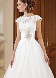Ein kleid ist das wohl femininste kleidungsstück im kleiderschrank. Brautkleid Mit Carmenarmeln Und Breitem Gurtel Kleiderfreuden