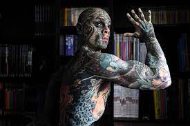 Insolite Cet Homme Est Tatoue Sur Tout Le Corps Meme Les Yeux Et La Langue