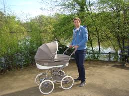 Dynamo Dresden Fussballspieler Robert Koch Als Stolzer Papa Mit Bebecar Kinderwagen Stylo Class Kinderwagen Baby Ausstattung Babywagen