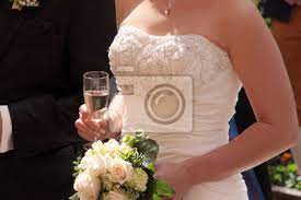 Weitere ideen zu hochzeitskleid, hochzeit, brautkleid. Brautkleid Sekt Und Blumenstrauss Leinwandbilder Bilder Hochzeitskleid Klerikalen Champagner Glas Myloview De