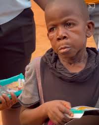 2 kids, a boy and a girl who are siblings have been spotted in Nteje,  Anambra state by Kosy Asikwo, a social commentator. According their mother,  they're 2 out of 6 children