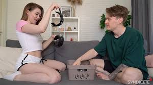 Demi-frère et demi-soeur ont trouvé une boîte de sexe des parents -  syndicete