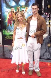 Gang have gone their separate ways and have been apart for two years, until they each receive an invitation to spooky island. Photos And Pictures Photo By Tom Lau Star Max Inc Copyright 2002 All Rights Reserved 6 08 02 Cast Members Sarah Michelle Gellar Freddie Prinze Jr Attend The World Premiere Of