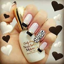 Las uñas pueden ir en negro y dorado (mira este artículo para que te inspires). Pin De Ana Isabel Garcia En Unas Manicura De Unas Unas De Maquillaje Manicura