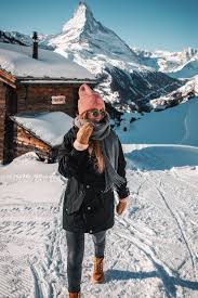 The wonderful swiss winter has arrived. City To Snow 11 Outfits I Wore In Switzerland Lion In The Wild Winter Travel Outfit Winter Outfits Snow Winter Photoshoot