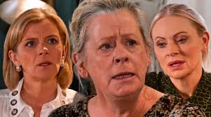 Christmas horror in Coronation Street as show legend suffers deadly fall  down stairs......Check details below in the first comment section  👇👇👇👇👇👇