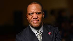 Lisa Mifflin's Instagram, Twitter & Facebook